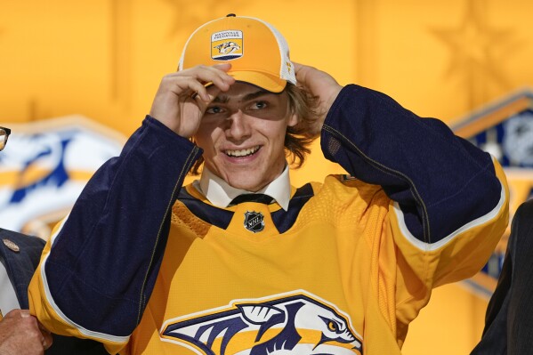 Gary Bettman urges fans to boo him honors David Poile to kick off